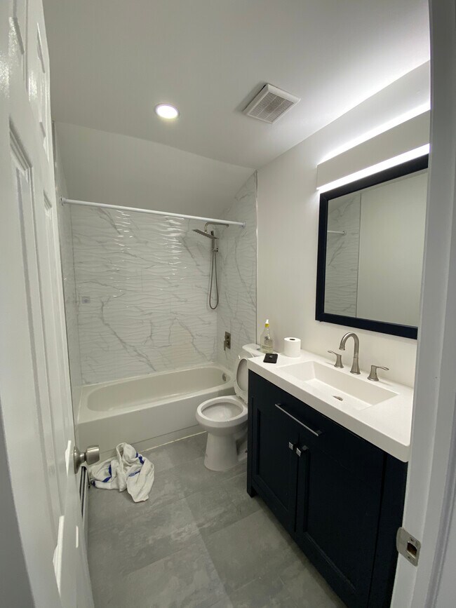 Bathroom - 14432 181st St