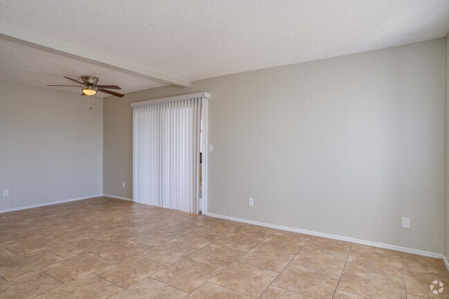 2BR, 1.5BA - 955SF - Living Room - Woodridge Manor