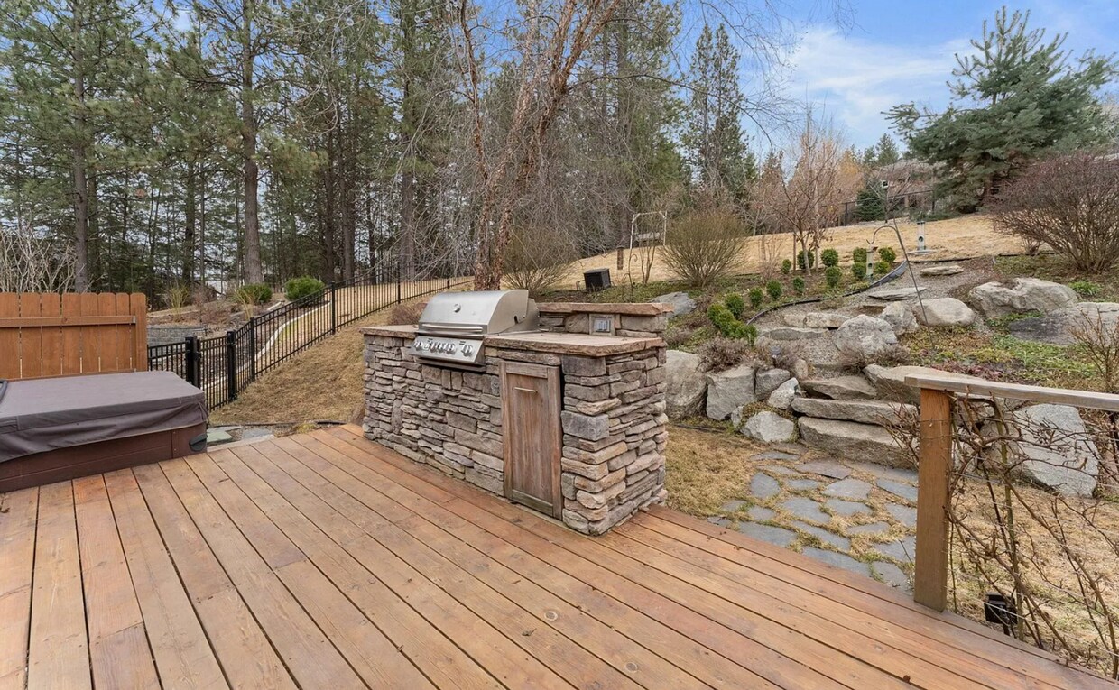 Building Photo - 4 bed/ 3 bath rental with a hot tub!