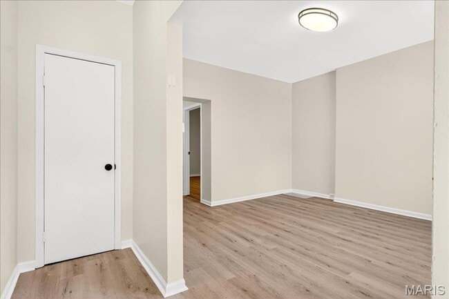 Foto del edificio - Russell Blvd -4045