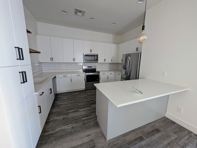 Building Photo - Artisan Duette 4br w/pool, garage and spor...