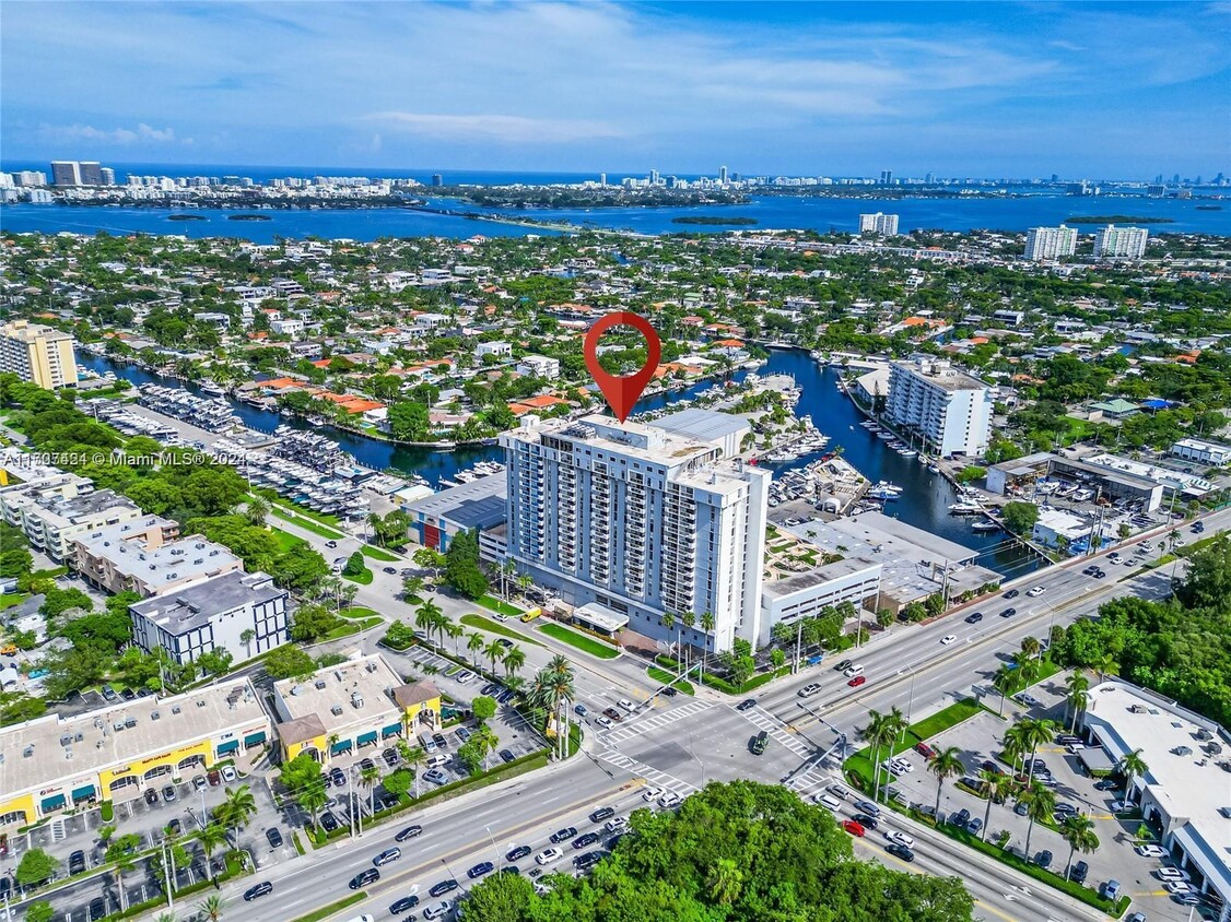 Foto principal - 13499 Biscayne Blvd