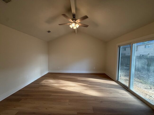 Foto del edificio - 70 Brookflower Rd