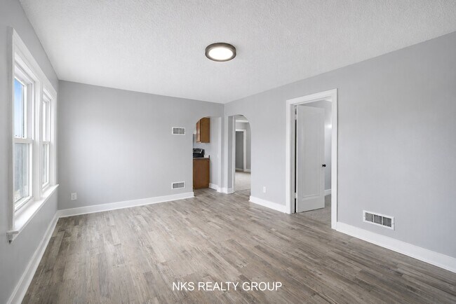 Foto del edificio - 2718 E Grand River Ave