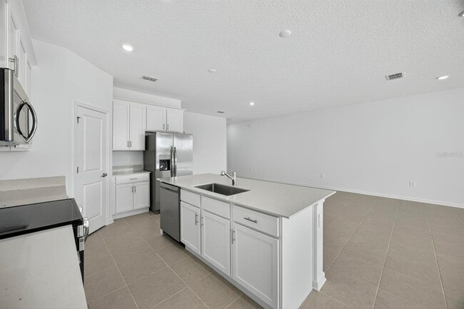 Building Photo - 3084 Armstrong Ave