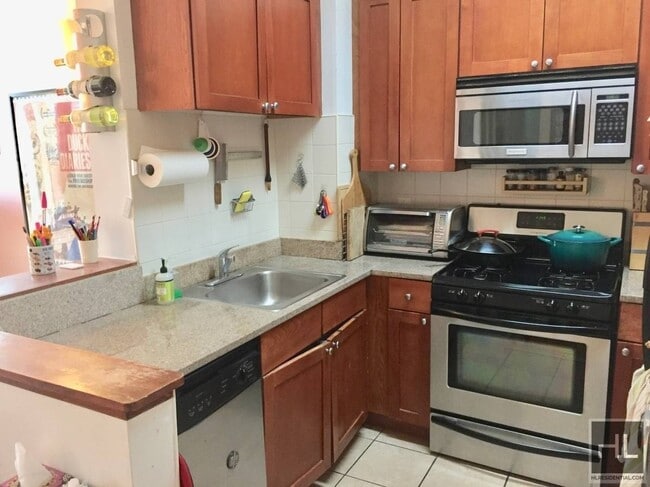 Building Photo - 444 MANHATTAN AVENUE 6P