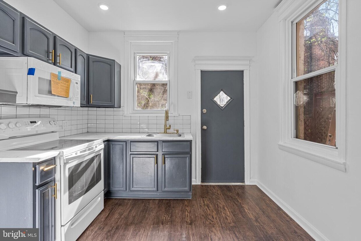 Primary Photo - 3057 N Bambrey St