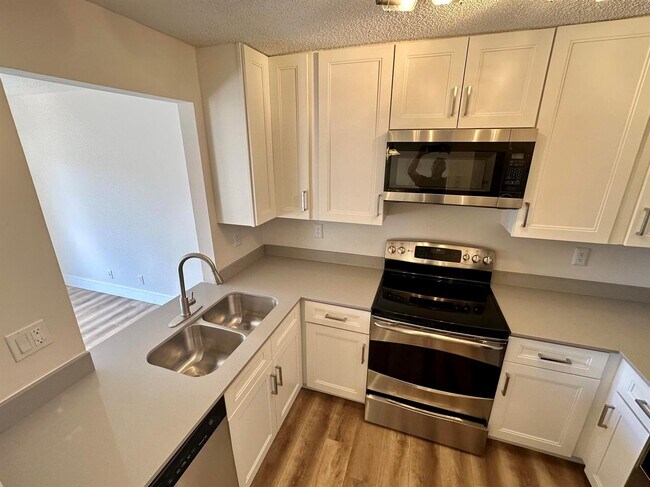 Foto del edificio - 1631 Cypress Way E