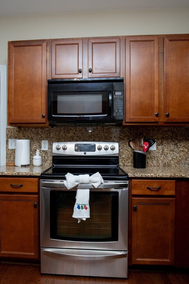 Building Photo - Spacious 3BR+ Fully Furnished House in Southwest Nashville (15-20 min from downtown)