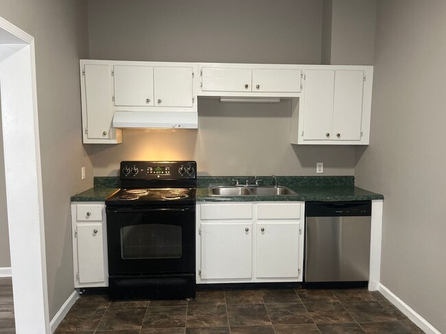 Building Photo - 2 bed 2 bath house