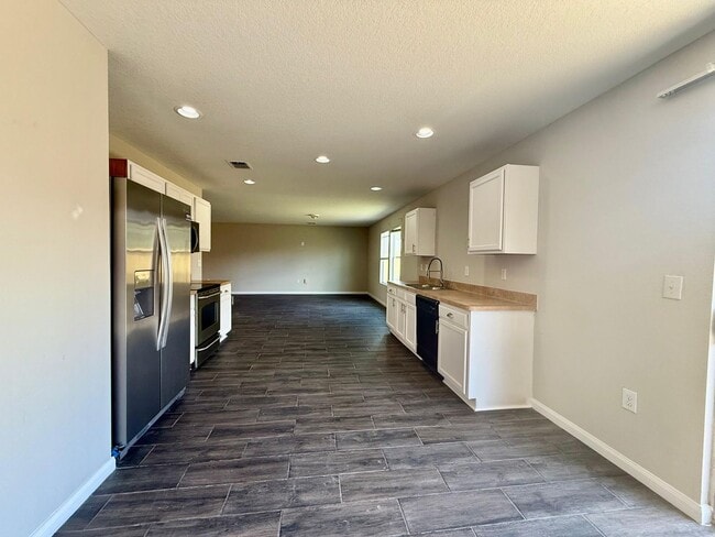 Foto del edificio - Spacious Two-Story Home: 4 Beds, 2.5 Baths...