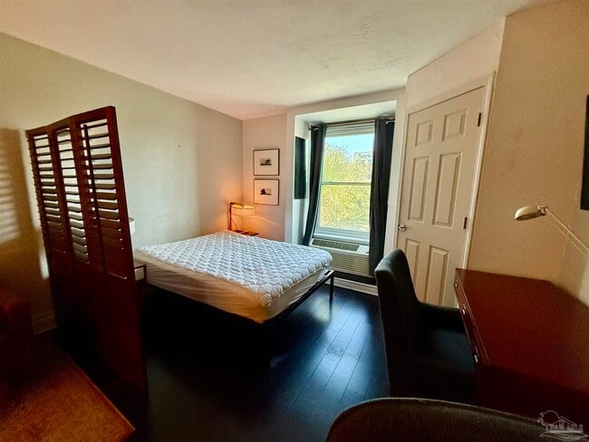 Building Photo - 224 E Garden St