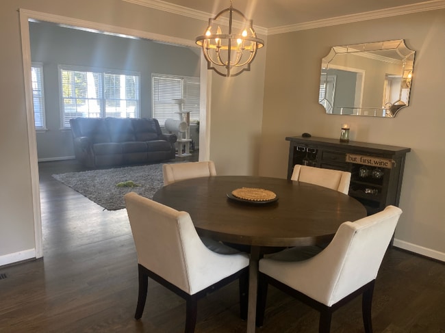 Building Photo - 2018 Valley Dr