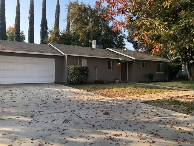 Building Photo - 657 E. SONORA  3 BEDROOM 2 BATHROOM TULARE