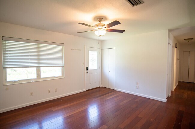 Building Photo - 1800 Jasmine Dr