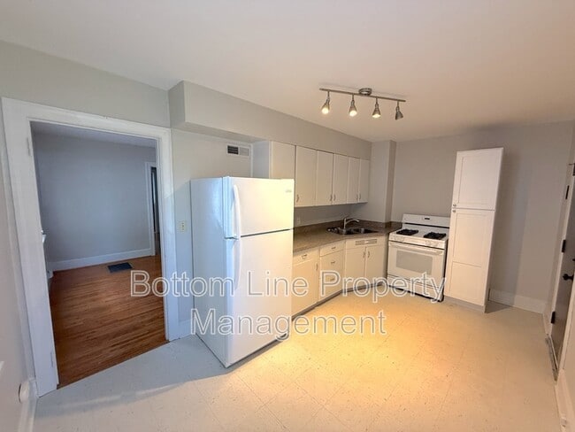 Building Photo - 1720 Garden Terrace