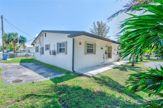 Building Photo - 201 SW 9th Ave