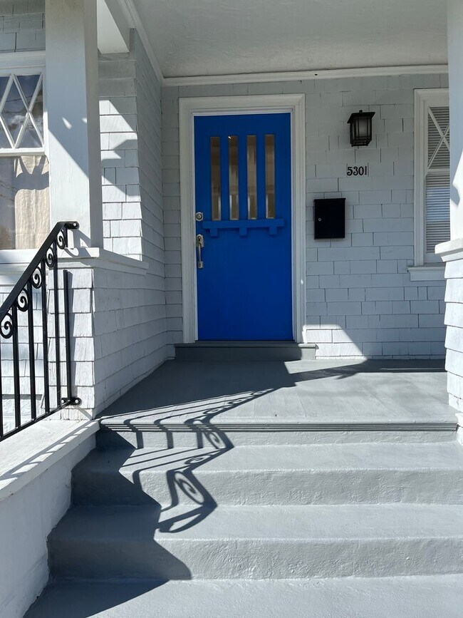 Foto del edificio - Beautiful Centrally Located Rockridge Craf...