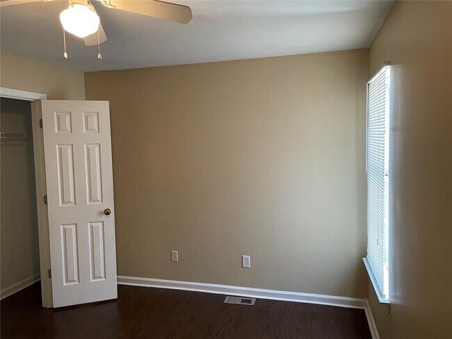Foto del edificio - 2045 Baker Rd NW
