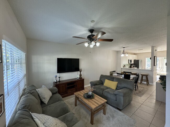 Building Photo - "Charming 2-Bed Home"