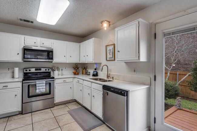 Foto del edificio - Room in House on Bandera St
