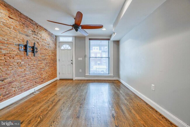 Building Photo - 1348 Andre St