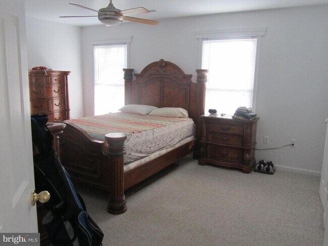 Foto del edificio - 823 Cove Point Rd