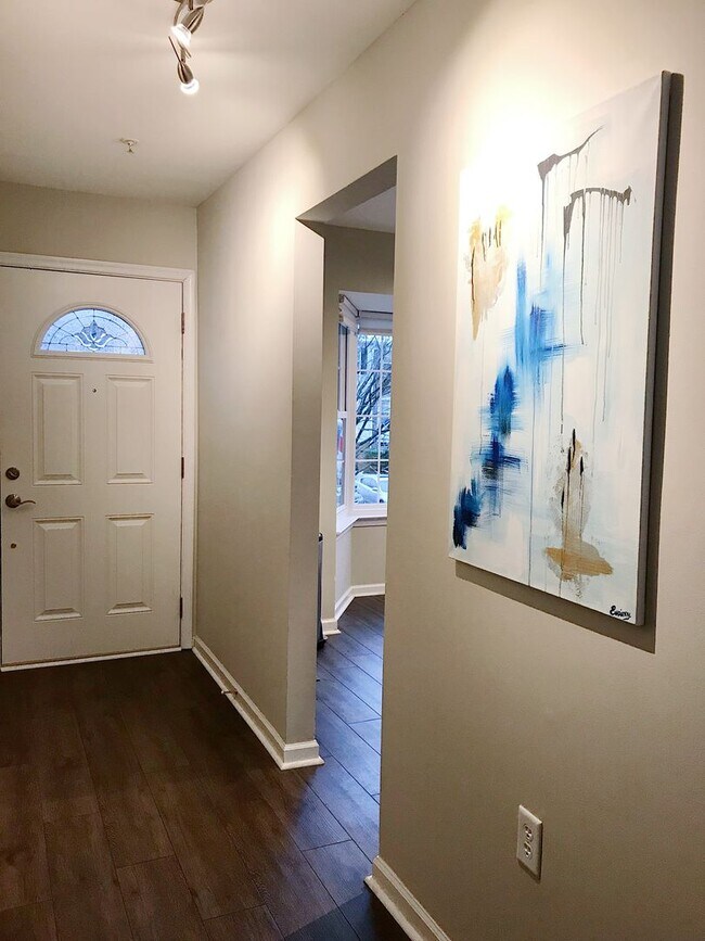 Foto del edificio - Spacious 3 BR/2.5 BA 2-Level Condo in Crof...