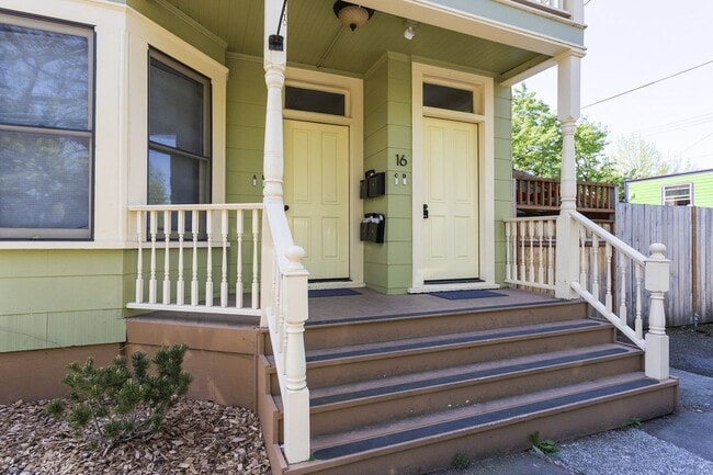Building Photo - Wonderful Apartment! Water and Garbage inc...