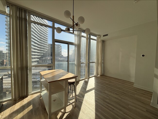 Building Photo - 169 Fort York Blvd