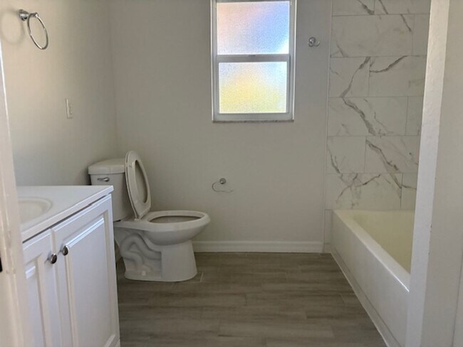Foto del edificio - Flexible Space, Great Location – Rent This...
