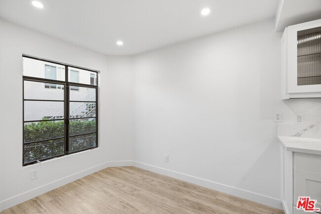 Foto del edificio - 13025 Moorpark St