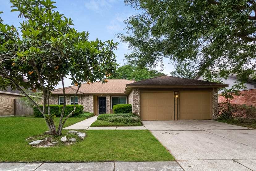 2526 Stone Dr House Rental in Friendswood, TX