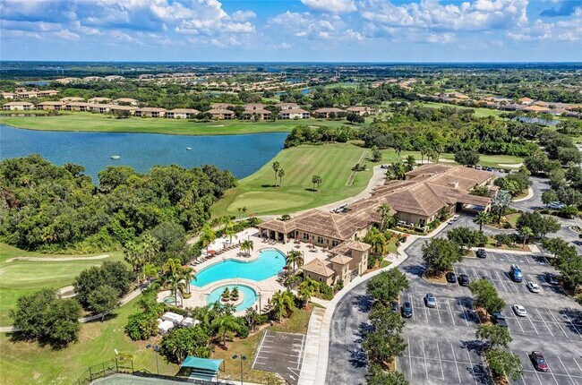 Casa club principal y área de piscina - 7911 Grand Estuary Trl