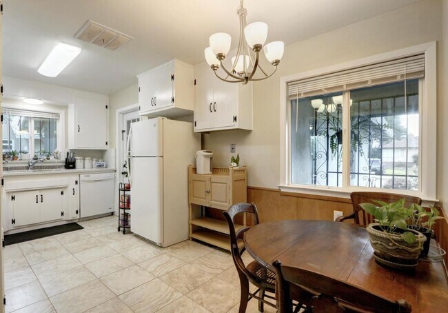 Building Photo - Beautiful Renovated 3/1 In Sacramento