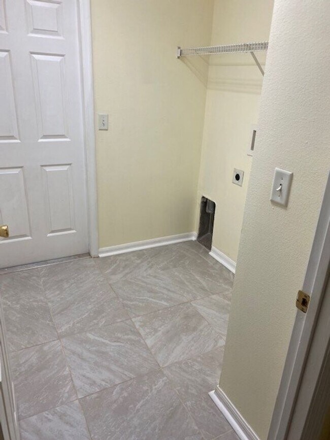 Foto del edificio - Like new 4/2/2 with screened in porch! Loc...