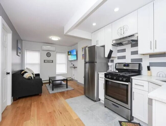 Building Photo - 479 Putnam Ave