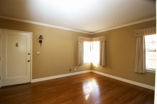 Foto del edificio - 1356 N Grand Oaks Ave