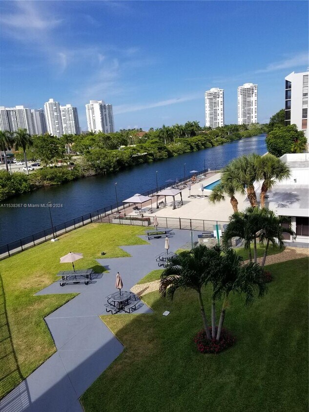 Primary Photo - 3401 N Country Club Dr