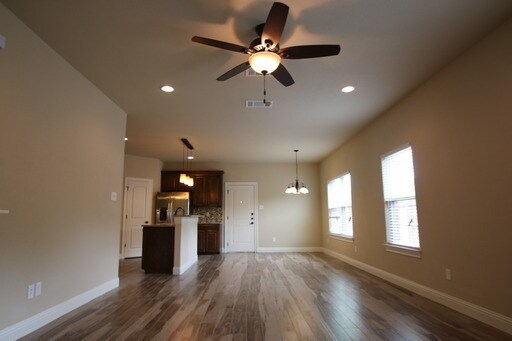 Building Photo - Stunning Benbrook 3B/2.5B Townhome ((Stain...