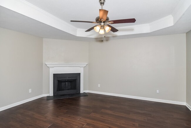 Building Photo - 610 E Lake Cove