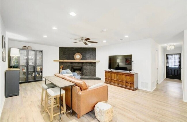 Foto del edificio - Spacious House with Beautiful Yard in Austin