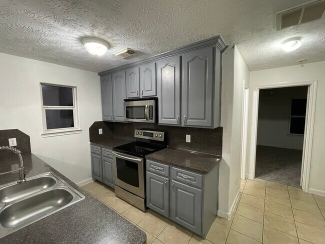 Building Photo - 15119 Lance Cir