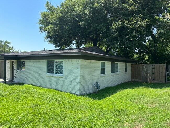 Building Photo - 123 Borchardt St