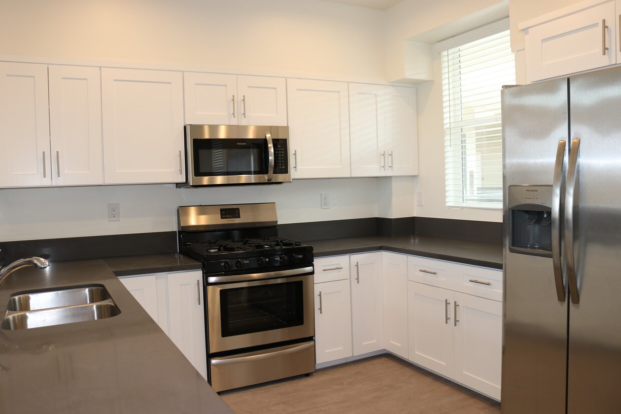Foto principal - 7120 Bellaire Ave