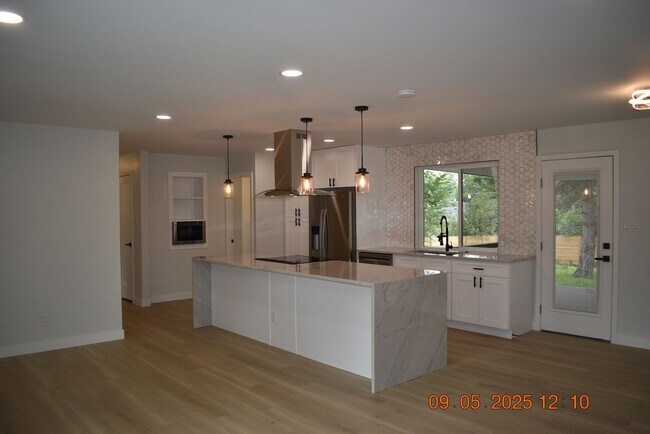 Building Photo - 4 bedroom / 3 bath / Beautifully Updated