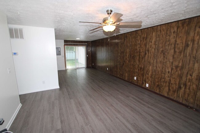 Building Photo - Amazing 3 Bed 1 Bath Home