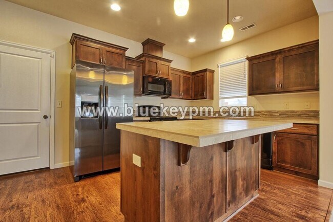 Foto del edificio - 3 Bed, 2.5 Bath Townhome with Upstairs Office or Tech Room
