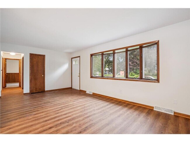 Foto del edificio - Spacious 4-Bed 3-Bath Home in Hudson - New...