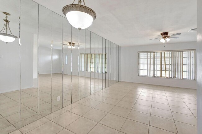 Foto del edificio - 6707 NW 70th St